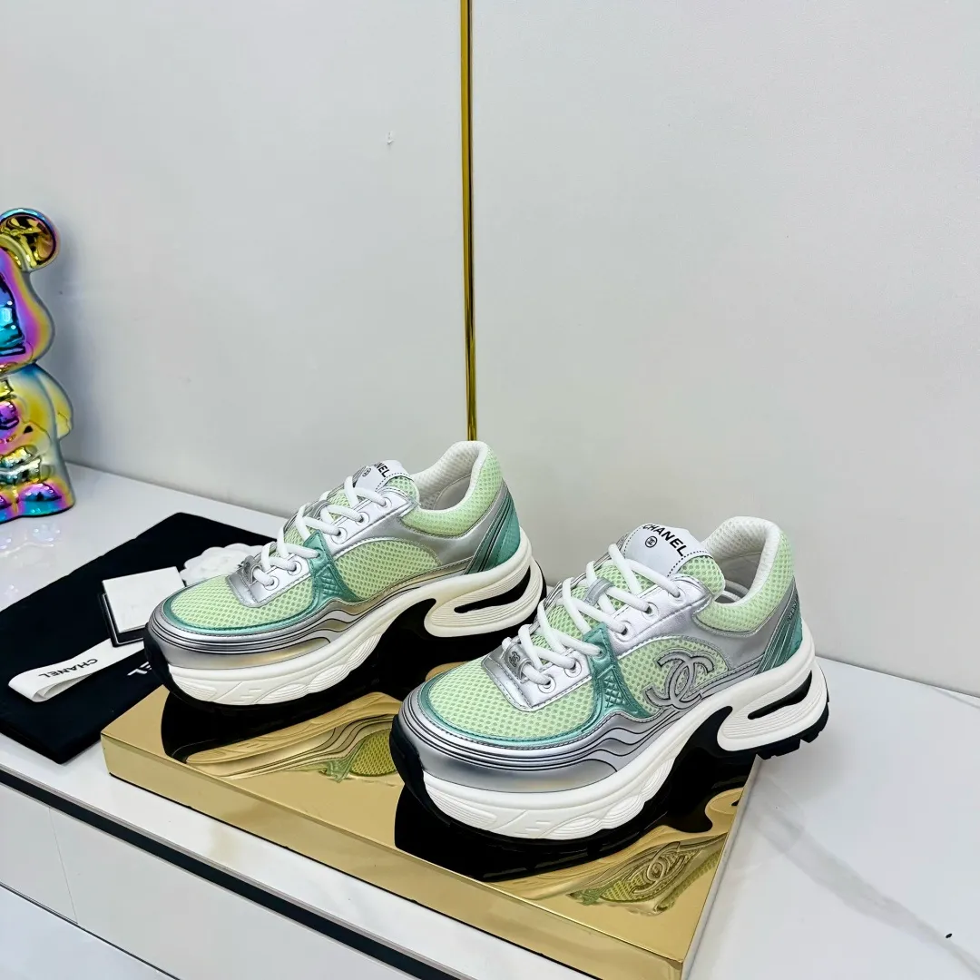 👟👟Ex-factory price 680👟👟 Upgraded version, upgraded version, upgraded version! No rebuttal accepted! ! ! ! Chanel Chanel panda shoes! 2025 counter's top casual sports shoes. This classic design; the upper is electro-embroidered with a variety of techniques; the outsole is fashionable and sporty; the unusual inclusion of a variety of color matching elements... The diversified mix and match is very good-looking and versatile, and can be used for leisure, fashion, sports, and outdoor... ꫛꫀꪝ Go➫ Materials: ❶Upper made of: original imported first-layer silk cowhide + original waterproof cloth + original first-layer cowhide ❷Inner lining: Original Yangli+Net ❸Outsole based on: Original TPU combination outsole Counter boutique packaging complete set for women 35–41 👉 👉 👉 👉